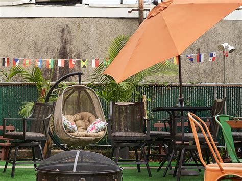 16 NYC Bars & Restaurants With Live Music Outside.